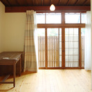 一戸建てリノベーション「茶山ゴコ」5号室 木窓の部屋