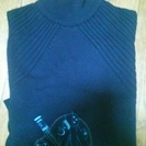 イタリア製ウール100％の刺繍入り紺のタートルネックセーター