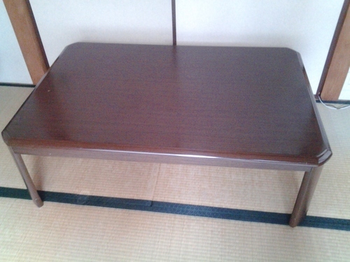 ６人座れる少し大きめの電気こたつです。天板に小さいキズ有り。あとは問題ありません。