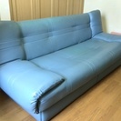 青のソファーベッドです。子供がベッドとして使用していました。