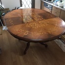 西洋アンティーク家具の丸テーブルの画像