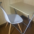 椅子と折りたたみテーブル