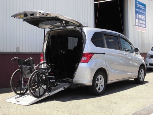 ホンダ フリード 1 5 G 車いす仕様車 3列シートタイプ7人乗り福祉車両 シルバー ミニバン ｂｅｎｅｓａ 福岡のフリード の中古車 ジモティー