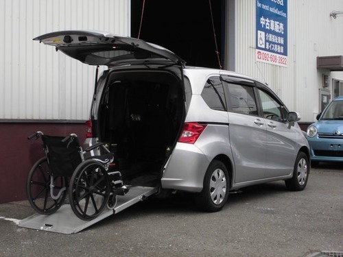 ホンダ フリード 1 5 G 車いす仕様車 3列シートタイプ7人乗り福祉車両 シルバー ミニバン ｂｅｎｅｓａ 福岡のフリード の中古車 ジモティー