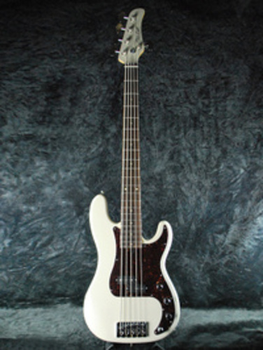 FenderUSA、プレシジョンベース、プレベだけど、純正のアクティブです。
