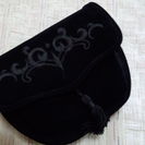 ベロアのフリンジ刺繍のエレガントミニバッグ