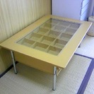 ガラス板つきテーブル　(下に物を入れるスペースやオシャレに飾りが...