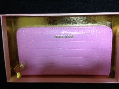 未使用miumiuの長財布 クロコ柄のピンク ラウンドファスナー