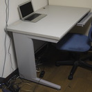 机と椅子　デスクとチェアー　A DESK AND CHAIR
