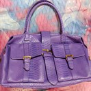 紫色のバッグ