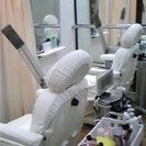 理容師の技術であるシェービングとエステ専門店で使用されている美顔器を導入した本格的なエステを組み合わせた「レディース シェービングエステ」メニューです。 − 東京都