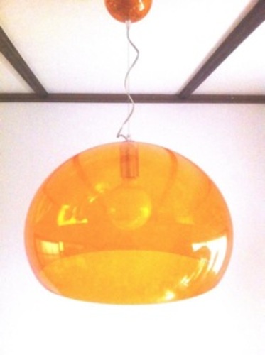 イタリアのブランド Kartell カルテル社のフライペンダントライト大きなオレンジの傘。