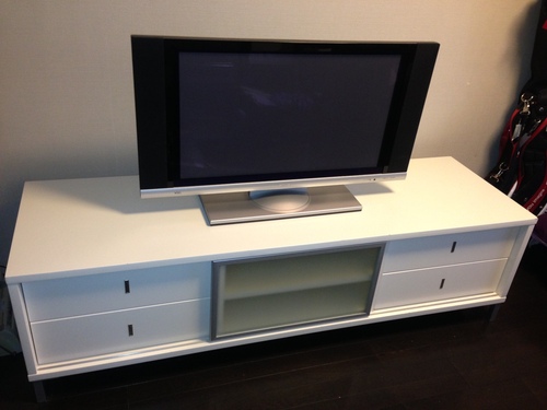 白色。ロフトで購入したテレビ台です。