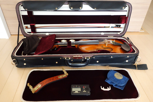 バイオリン　一式、教本、予備の弦、チューナー、音を抑える器具などお譲りします。