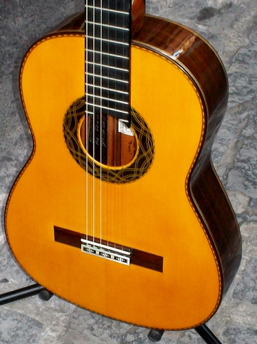 美しい西製ハンドメイドギターが免税で入手可能です