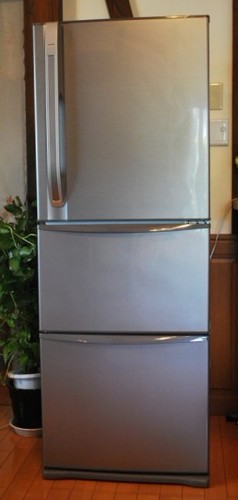 TOSHIBAの家庭用冷蔵庫を出品します