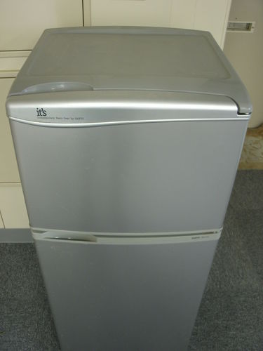 【エリア限定・送料無料】東京・錦糸町発　サンヨー製ＳＡＮＹＯ　２００５年モデル　２ドア冷蔵庫　ＳＲ－１１１Ｊ（ＳＢ）　６８００円