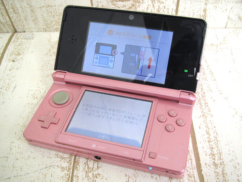 NINTENDO3DSミスティピンク（良品）　おまけ　モンハン3Ｇと3ＤＳソフト携帯ケースつき