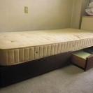 木製のシングルベッド譲ります。