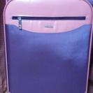 紫スーツケース