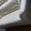 白の合皮のソファです。