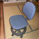 学習机の椅子　ブルーの布地
