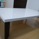 シンプルなデザインのセンターテーブル。