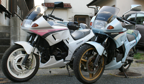 バイク便には勿体無い！『2オーナー実走10600kmの現役バリバリのレア色改』と『眠れる森の美女！お嬢様向け1オーナーフルノーマル実走10100km』の43psMC15の2台セット！！