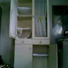 白い木製食器棚。上部は観音開きのガラス戸、下部は木製扉