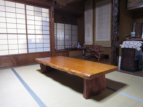 屋久杉の座卓、花台、木像売ります