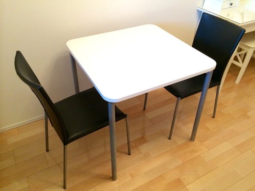 ダイニングテーブル（白・正方形）＆ 椅子 × ２（黒）