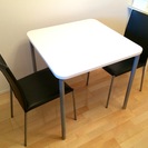 ダイニングテーブル（白・正方形）＆ 椅子 × ２（黒）　