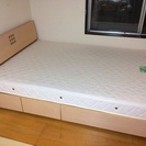 ダブルサイズのベッド+マットレス