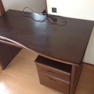 ＜２８日まで＞オフィスデスク＋四脚白い椅子x２＋ピンク机＋黒い机...