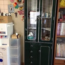 深緑レトロな食器棚