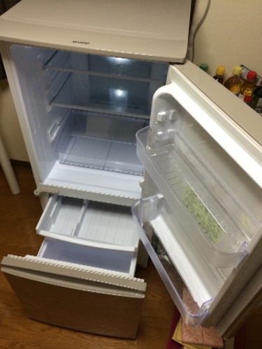 シャープ 冷凍冷蔵庫 SJ-PD14Y ツードア・ プラズマクラスター・ ドアの付け替え可能・5か月間だけ使用・冷凍庫下段です (がんちゃん