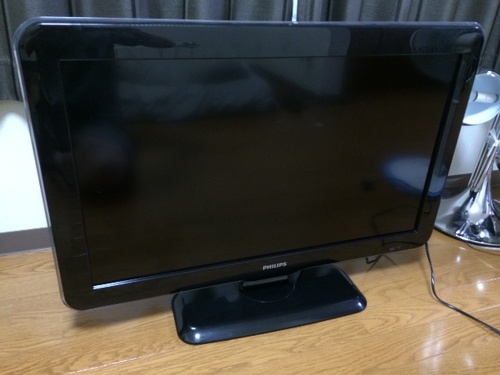 フィリップスの大画面液晶テレビです。画面のサイズは横69cm、縦39cm、斜め80cm