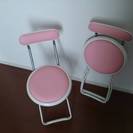 ピンク色の折りたたみ椅子 2脚