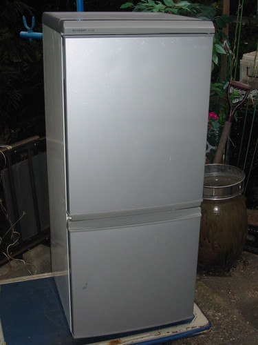 一人暮らし用冷蔵庫　ＳＪ－１４Ｍ　１３５リットル　￥８，０００（配達費￥３，０００含む）