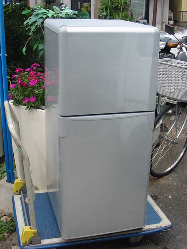 一人暮らし用２ドア冷蔵庫(本体￥６，０００＋運送費￥３，５００合計￥９，５００）