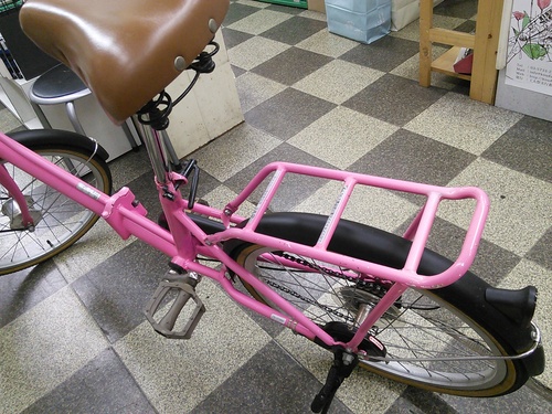 [631]折りたたみ自転車　20インチ　6段変速　オートライト　同色パイプキャリア　ピンク