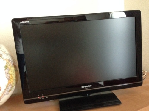 【取引終了しました】シャープ 液晶テレビ AQUOS 22型　2011年製　DVDプレーヤーも付けます