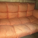 オレンジ色の二人掛けソファー