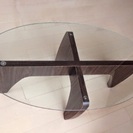 オーバル形のガラステーブル