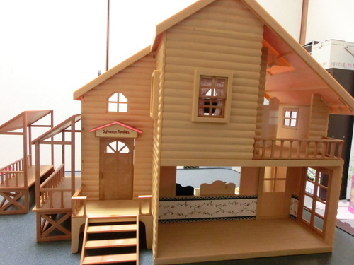 シルバニアファミリー赤い屋根の大きなお家 (りんご) 新家のおもちゃ《人形》の中古あげます・譲ります｜ジモティーで不用品の処分
