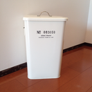 SOLD: ブリキ製ゴミ箱/ランドリーボックス 