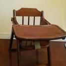 ブラウンの子供用テーブル付き椅子 (木製)