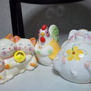 ◆◆仲良し猫ちゃん3匹 鶏さん 豚さん 陶器製 貯金スタイル 3...