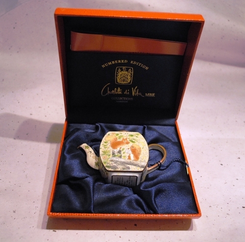 社長宅で発掘・入手困難品・美品　Charlotte di Vita enamel teapotミニティーポット　リス達のお茶会