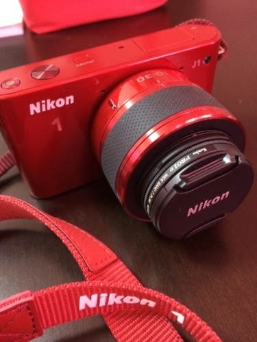 [終了しました] Nikonミラーレスカメラ/赤色/レンズ等付属品あります
